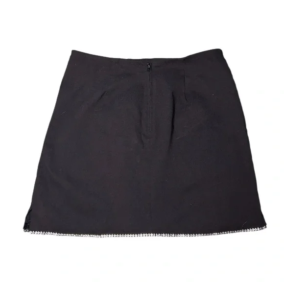 Chic Black Mini Skirt with Embellished Hem - Picture 3 of 3